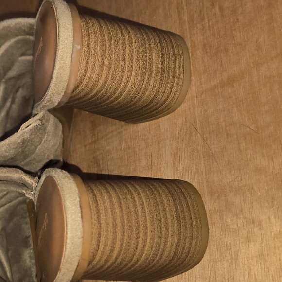 10 items/$10 Heeled Sandals - Picture 2 of 5